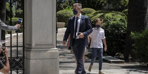 Ο Ακης Σκέρτσος έξω από το Προεδρικό Μέγαρο