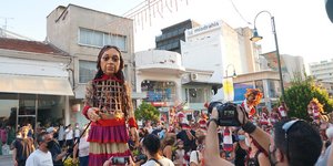 Η κούκλα Αμάλ στη Λάρισα