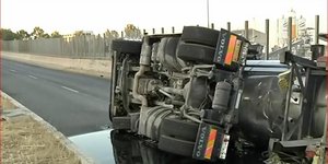 Βυτιοφόρο ανατράπηκε στη λεωφόρο Δραπετσώνας