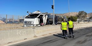 Ανατροπή βυτιοφόρου στον Πειραιά