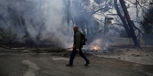 Ανδρας σε καμένη γη