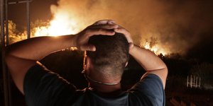 άνδρας χέρια στο κεφάλι φωτιά στην Αλγερία