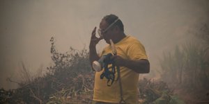 άνδρας κίτρινη μπλούζα μάσκα φωτιά Κερατέα