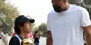 Ο Γιάννης Αντετοκούνμπο με νεαρό τουρίστα στην Ακρόπολη