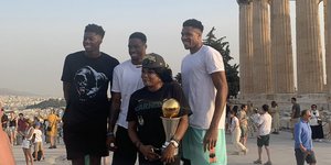 Ο Γιάννης Αντετοκούνμπο μαζί με τη μητέρα του και δύο από τα αδέρφια του στην Ακρόπολη/Φωτογραφία: Twitter