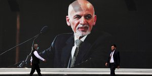 Ασράφ Γάνι πόστερ άνθρωποι περπατούν