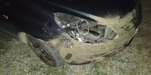 αυτοκίνητο λάσπη τρακαρισμένο