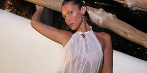 Η σέξι Μπέλα Χαντίντ με λευκό σέξι φόρεμα Ελληνίδας σχεδιάστριας 