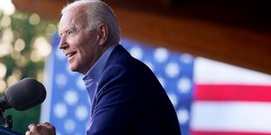 Μπάιντεν αμερικανική σημαία μικρόφωνο