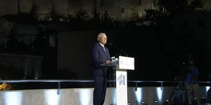 Ο Μπομπ Μενέντεζ μιλά στο μουσείο της Ακρόπολης