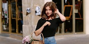 γυναίκα με τζιν 