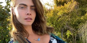 Το διάσημο μοντέλο και ηθοποιός Κάρα Ντελεβίν με εμπριμέ μαγιό