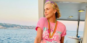 Η Σαρλίζ Θερόν πάνω σε σκάφος