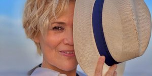 Η Κωνσταντίνα Μιχαήλ με καπέλο 