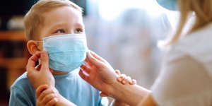 Covid-19 παιδί με μάσκα