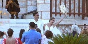 Στιγμιότυπο από τον γάμο της Δανάης Μιχαλάκη με τον Γιώργο Παπαγεωργίου στη Σύρο