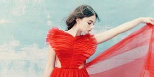 Η Ντέβα Κασέλ με κόκκινο φόρεμα