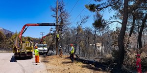 συνεργεία του δεδδηε σε κατεστραμμένο στύλο