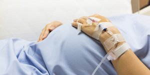έγκυος χέρια στην κοιλιά ξαπλωμένη στο νοσοκομείο