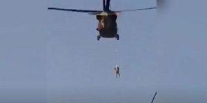 Άνδρας κρέμεται από ελικόπτερο των ΗΠΑ που χειρίζονται Ταλιμπάν στο Αφγανιστάν