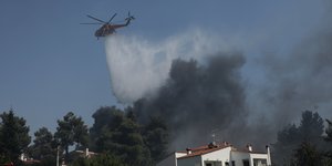 Σε εξέλιξη η φωτιά στη Μάνη