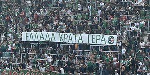 Το πανό με το μήνυμα συμπαράστασης στην Ελλάδα