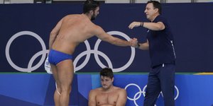 Ο Γκιουβέτσης δέχεται τα συγχαρητήρια του Θοδωρή Βλάχου, ενώ ο Ούγγρος Μάνχερζ δεν μπορεί να πιστέψει τι συνέβη
