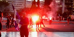 επεισόδια στη συγκέντρωση αντιεμβολιαστών στο Σύνταγμα