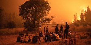 Πολίτες και εθελοντές στο μέτωπο της φωτιάς στην Εύβοια