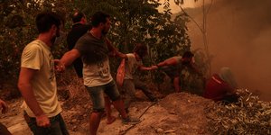 Οι κάτοικοι στην Β.Εύβοια κάνουν ανθρώπινη αλυσίδα στη μάχη με τις φλόγες
