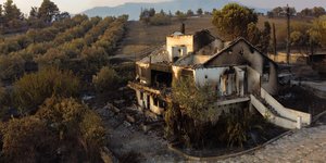 Η φωτιά στην Εύβοια κατέστρεψε σπίτια 