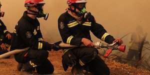 Οι γονατιστοί Σέρβοι πυροσβέστες στην Εύβοια