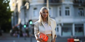 γυναίκα με φυσικά μαλλιά