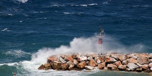 Κύματα σκάνε σε προβλήτα