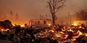 Ισοπεδώθηκαν πόλεις από τη φωτιά 