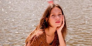 Γυναίκα με φόρεμα