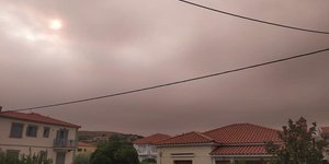 καπνός από φωτιά στην Εύβοια στη Λήμνο