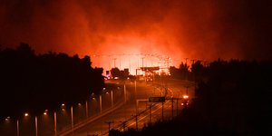 Οι φλόγες έχουν περάσει στην κάτω πλευρά της Εθνικής Οδού