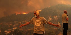Απελπισμένοι κάτοικοι στις Γούβες Εύβοιας, βλέπουν τη φωτιά να πλησιάζει