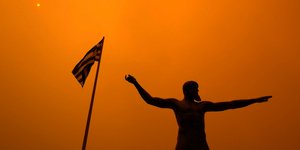 Οι καπνοί πνίγουν το άγαλμα του Ποσειδώνα στο Πευκί της Β. Ευβοίας