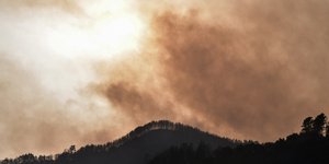 Μάχη με τις αναζωπυρώσεις στη Γορτυνία