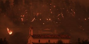 Απόκοσμες εικόνες της φωτιάς στις Γούβες Ευβοίας