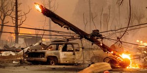 καμένο αυτοκίνητο καμένος στύλος από φωτιά στην Καλιφόρνια