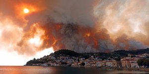 Μαίνεται η φωτιά στη Λίμνη Ευβοίας