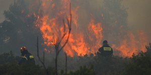 Οι πυροσβέστες στη μάχη με τις φλόγες