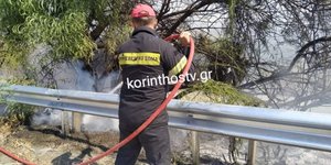 Πυροσβέστης επιχειρεί στη φωτιά στα Αγιαννιώτικα Κορίνθου