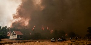 Οι φλόγες πλησιάζουν σε οίκημα στη φωτιά στα Βίλια