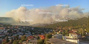 Μαίνεται για δεύτερη ημέρα η φωτιά στα Βίλια