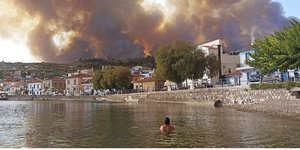 Πολίτες στη θάλασσα ενώ καίει η φωτιά στη Λίμνη Ευβοίας