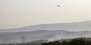 Πυροσβεστικό αεροσκάφος επιχειρεί στις φωτιές στη Ρόδο